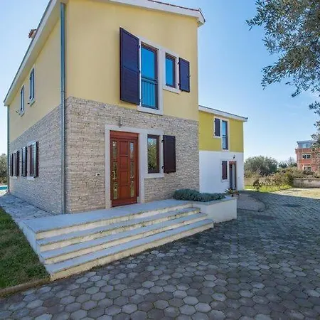 Classy In Novigrad With Private Pool *